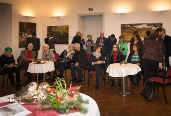 Im Festsaal auf Schloss Ennsegg werden Landschaftsbilder aus dem Salzkammergut im Großformat auf Alu Dibond präsentiert.