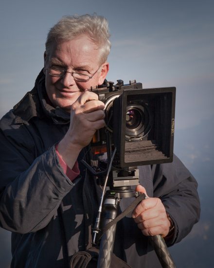 Während wir am Gipfel des Schafbergs auf den Sonnenuntergang warten, gelingt mir ein Schnappschuss von meinem Mann mit seiner Arca Swiss Fachkamera.